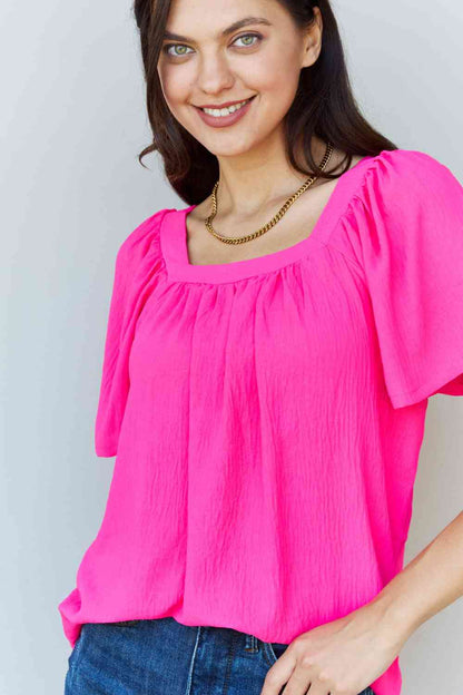 Blusa de manga corta con cuello cuadrado Keep Me Close de Ninexis en fucsia