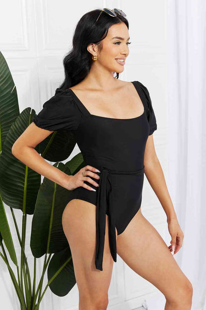 Traje de baño de una pieza en negro con mangas abullonadas Salty Air de Marina West Swim