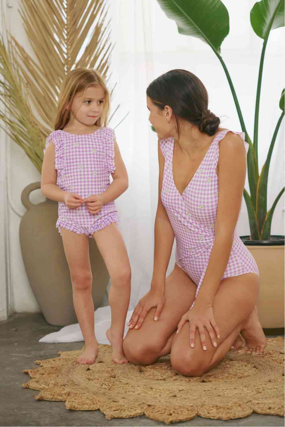 Marina West Swim Traje de baño de una pieza de tamaño completo con volantes y flotador sintético en rosa clavel