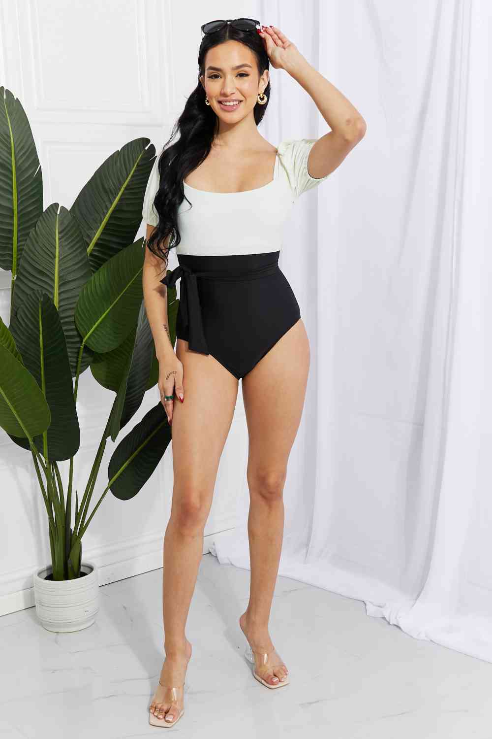 Traje de baño de una pieza con mangas abullonadas Salty Air de Marina West Swim en crema/negro