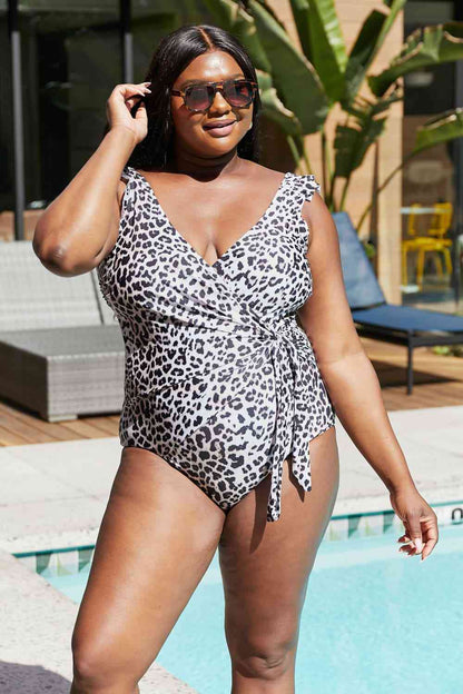 Marina West Swim Traje de baño de una pieza con diseño cruzado de imitación y flotador de tamaño completo en gato