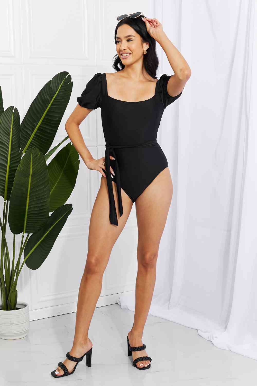 Traje de baño de una pieza en negro con mangas abullonadas Salty Air de Marina West Swim