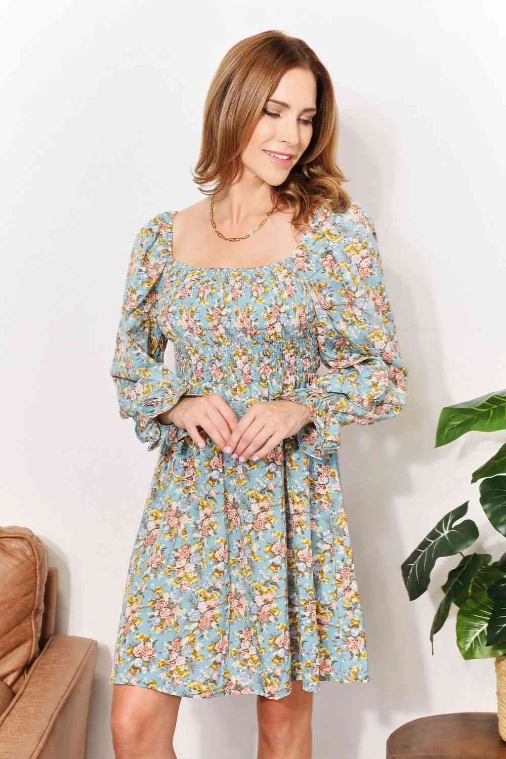 Vestido con cuello cuadrado y mangas con volantes y estampado floral de Double Take