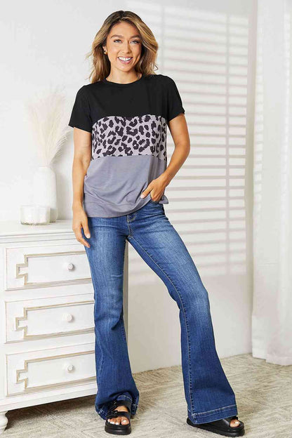 Camiseta de manga corta con bloques de color y estampado de leopardo de Double Take