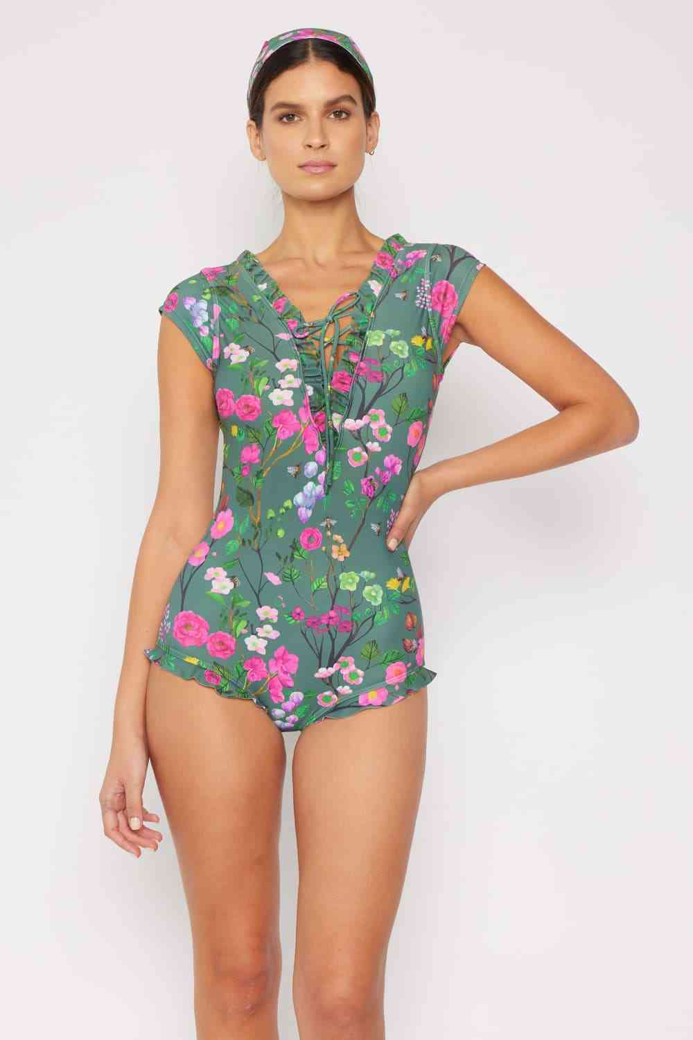 Bañador de una pieza color salvia con cuello en V Bring Me Flowers de Marina West Swim