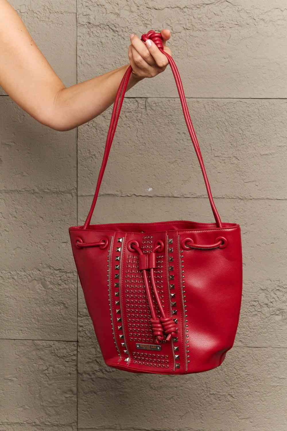 Nicole Lee USA Bolso bombonera Amy con tachuelas