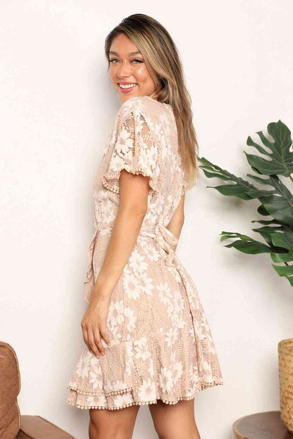 Vestido de encaje floral con detalle de pompón, cintura anudada y mangas acampanadas de Double Take