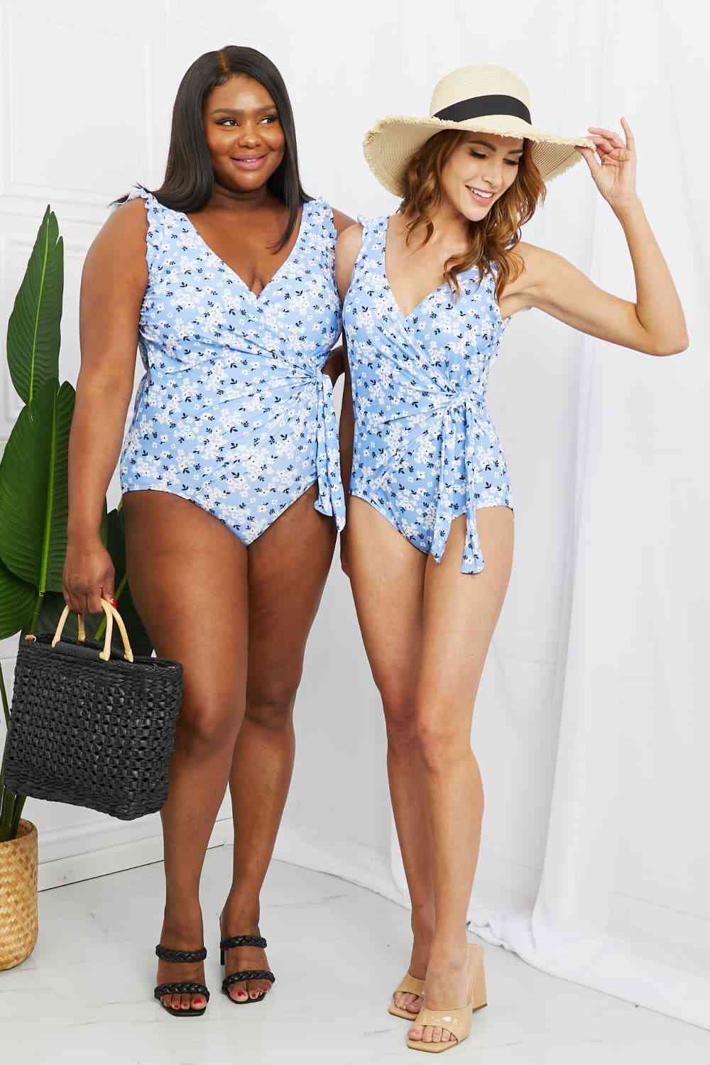 Marina West Swim Traje de baño de una pieza de tamaño completo con volantes y flotador sintético en azul flor