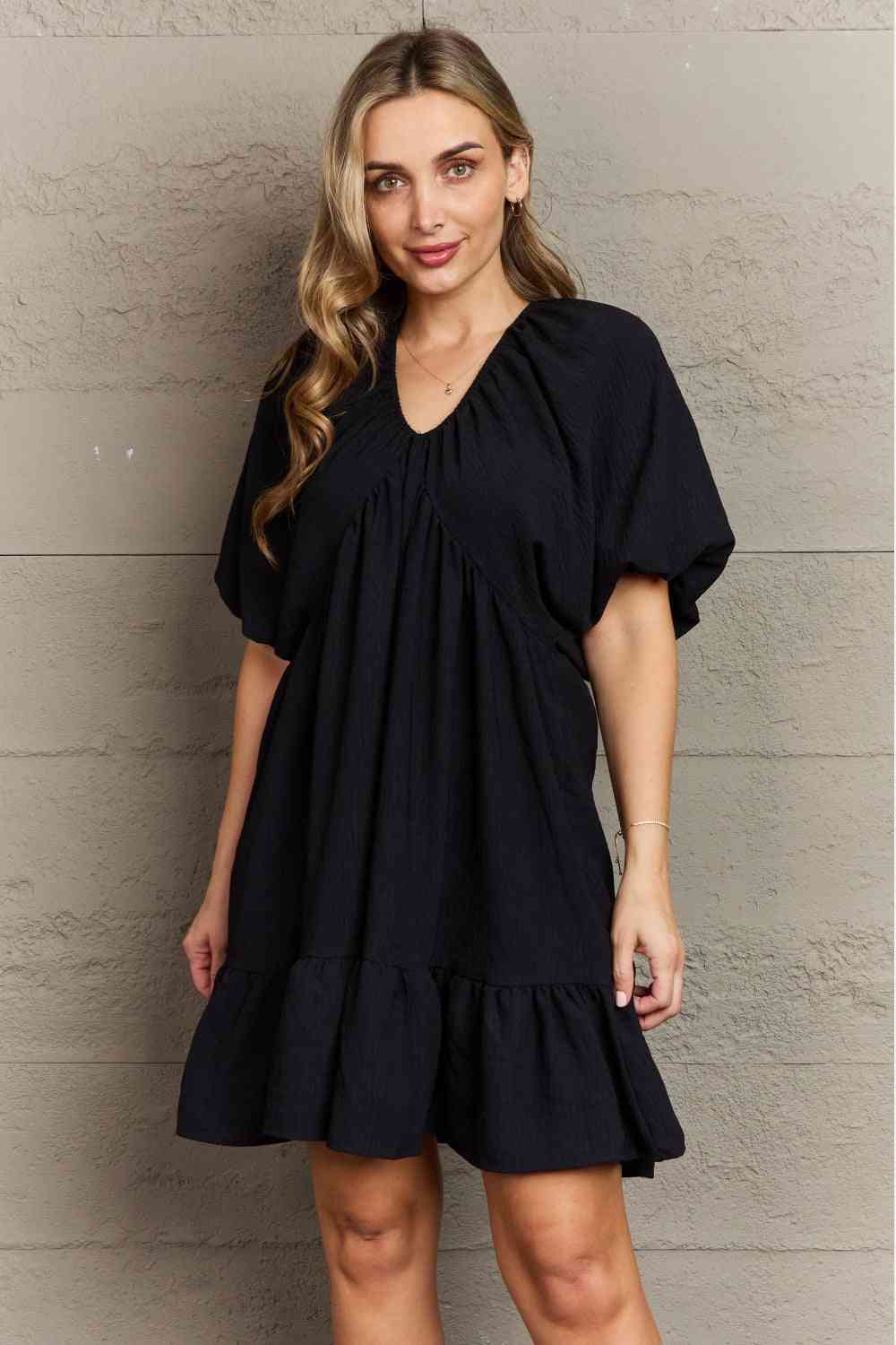 Hailey &amp; Co Minivestido Comfort Cutie con cuello en V doble y mangas abullonadas