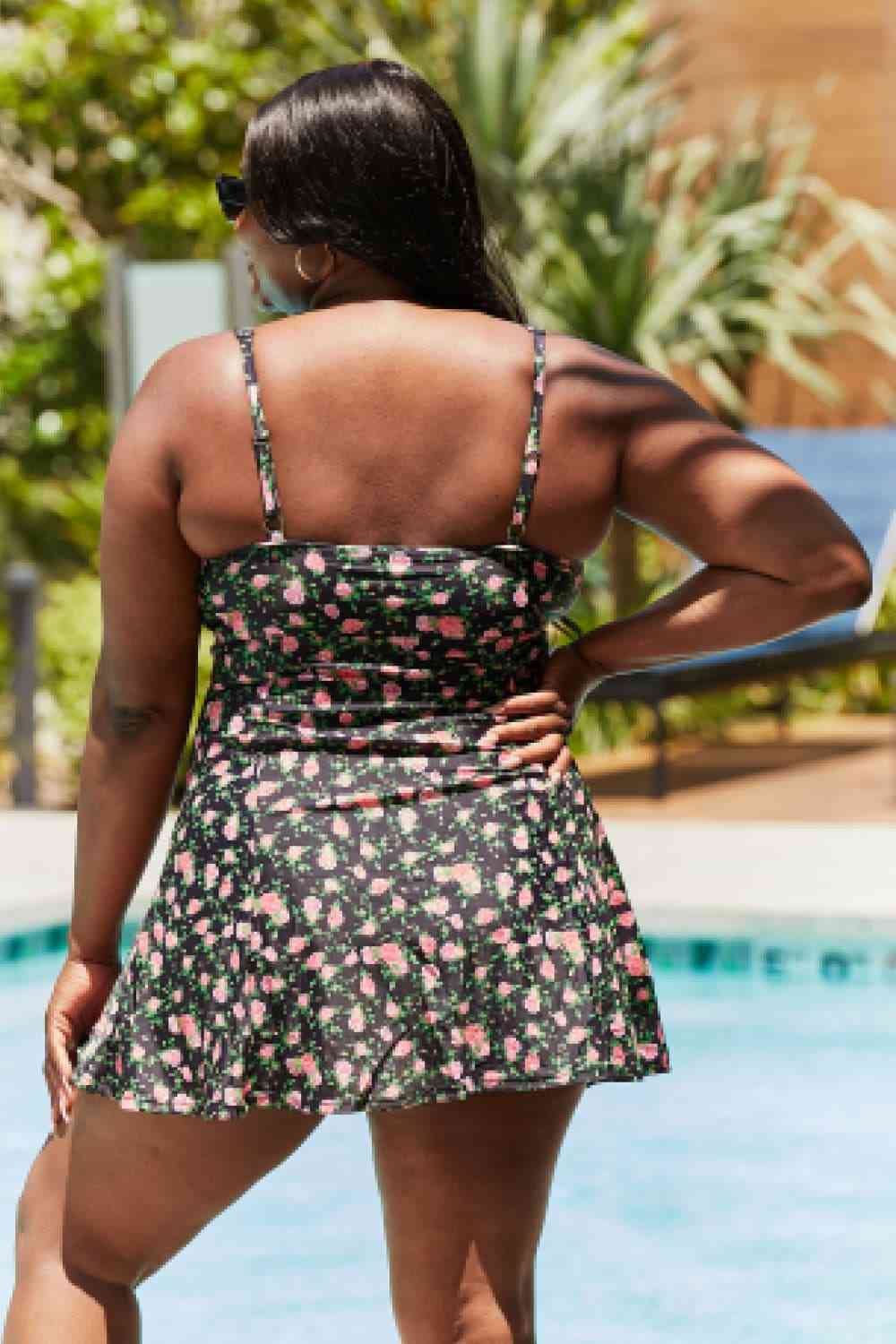 Vestido de baño Clear Waters de tamaño completo de Marina West Swim en rosas negras