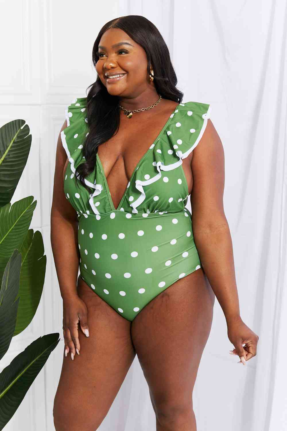 Traje de baño escotado con volantes y luz de luna en verde medio de Marina West Swim