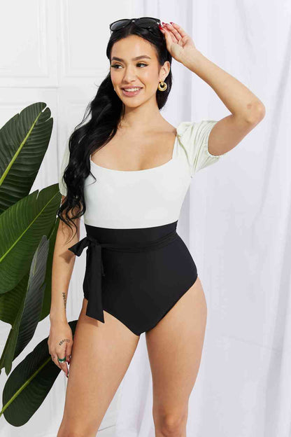 Traje de baño de una pieza con mangas abullonadas Salty Air de Marina West Swim en crema/negro