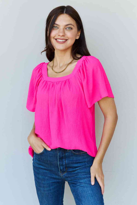 Blusa de manga corta con cuello cuadrado Keep Me Close de Ninexis en fucsia