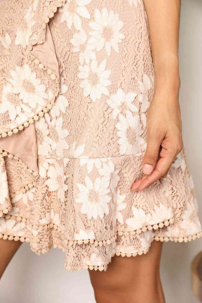 Vestido de encaje floral con detalle de pompón, cintura anudada y mangas acampanadas de Double Take