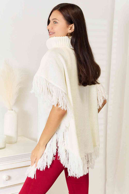 Poncho con flecos y cuello alto de Justin Taylor