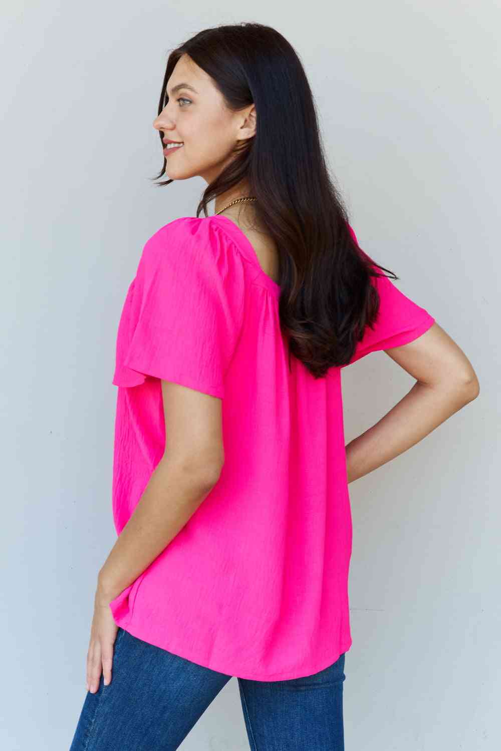 Blusa de manga corta con cuello cuadrado Keep Me Close de Ninexis en fucsia